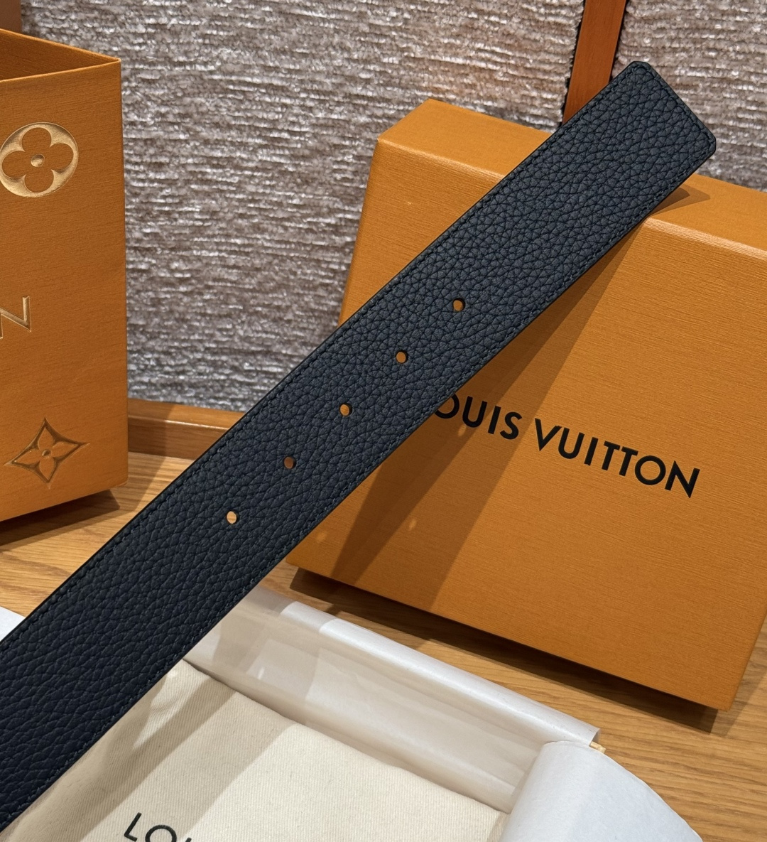 루이비통 TAURILLON 40mm 양면 가죽 벨트 상세 이미지 8