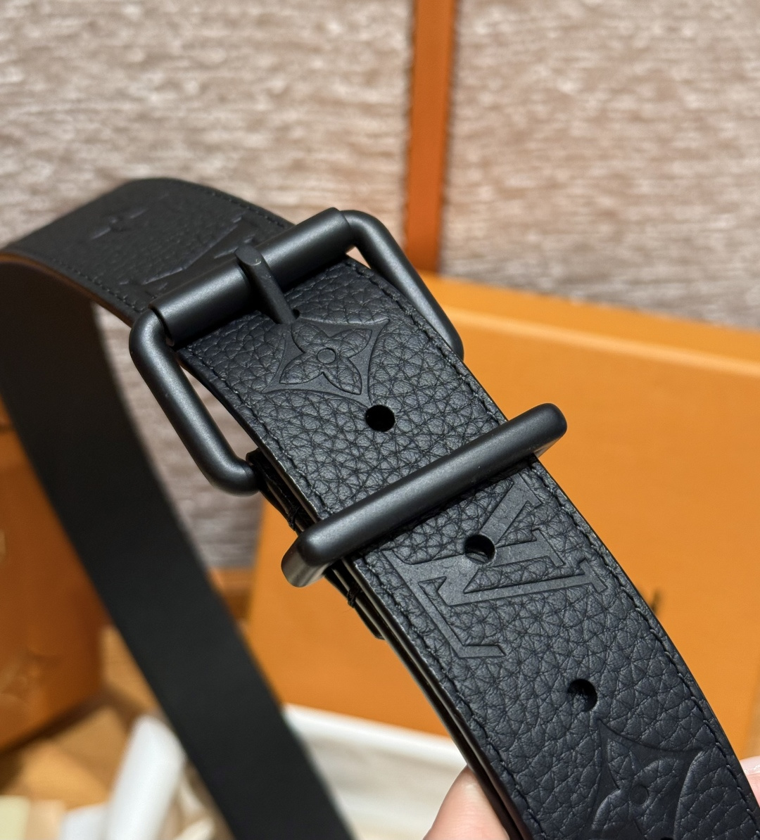루이비통 블랙 소가죽 모노그램 벨트 35mm 상세 이미지 4