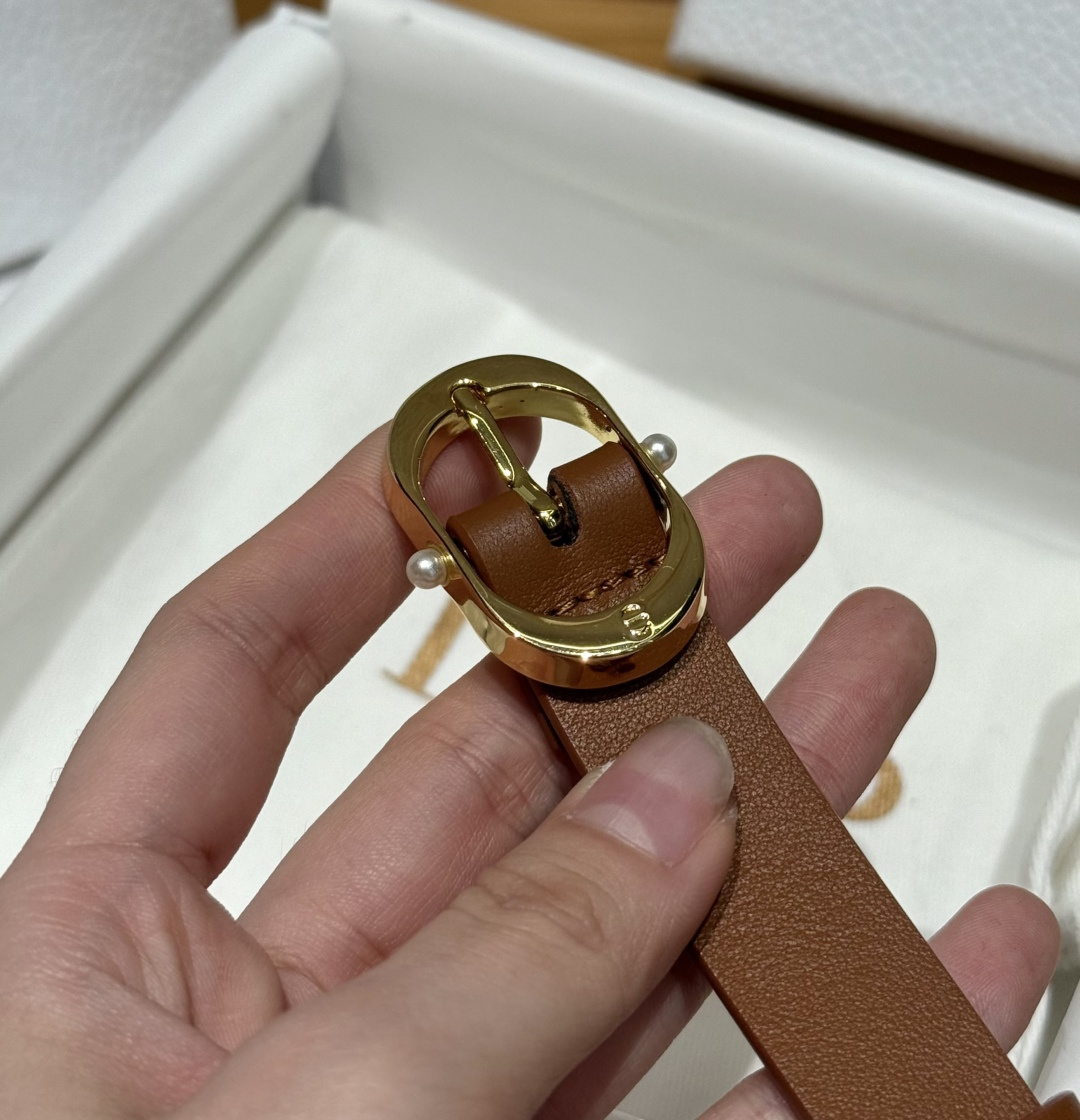 -Chic 20 毫米腰带 这款腰带从同名手袋汲取灵感，采用光滑牛皮革材质精心制作，搭配富有光泽的饰面金属腰带扣，两边镶