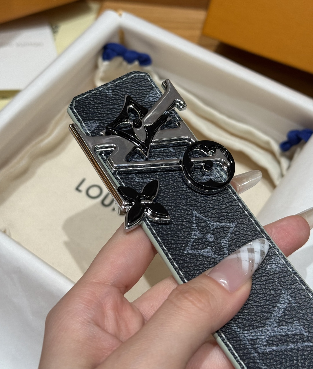 루이비통 이니셜 리버시블 40mm 소가죽 벨트 상세 이미지 6