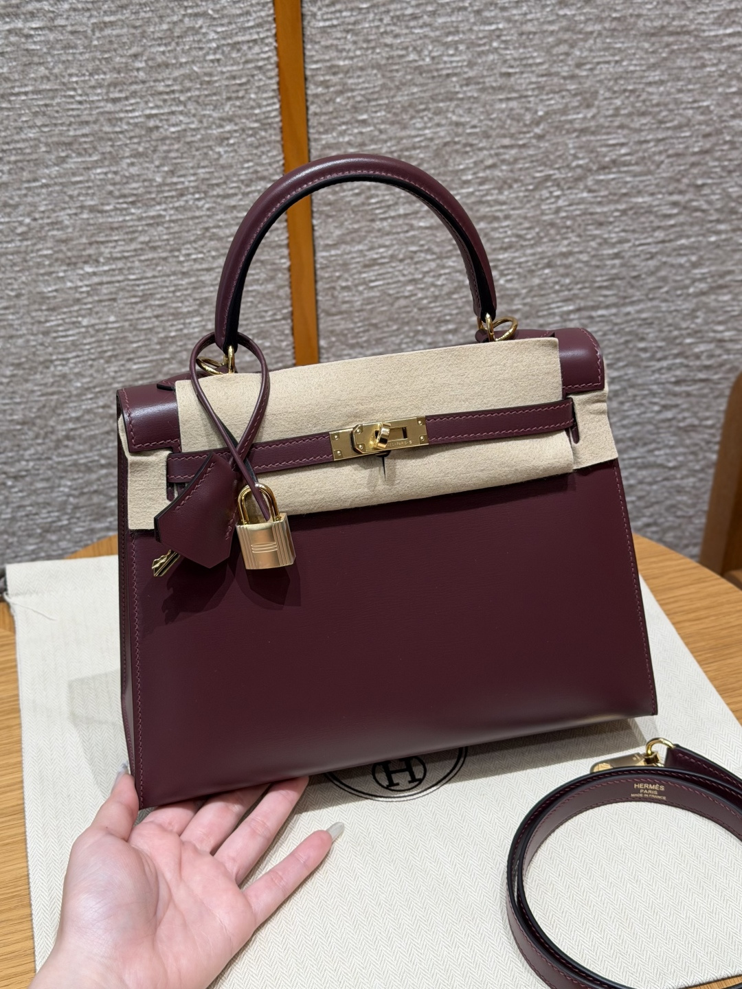 NO:852118,StyleKelly Color0G/Rouge Sellier Size25*17*7cm LeatherBox From France HardwareGold Kelly 25, saddle red, French imported original cowhide box, gold buckle, advanced handmade exclusive customization, pure hand-made nails, hand-engraved hardware, stainless steel diode 18k hardware, customer order, Hermes, hermes, tom ford, cowhide, Hermes,19860909StyleKelly Colour0G/Rouge Sellier Size25*17*7cm LeatherBox From France HardwareGold 凯莉25,马鞍红,法国进口原厂牛皮box,金扣,高级全手工专属定制 纯手工手打钉,手刻五金,精钢电渡18k五金 客订实拍customer order,爱马仕,hermes,tom ford,cowhide,Hermes,,Bag