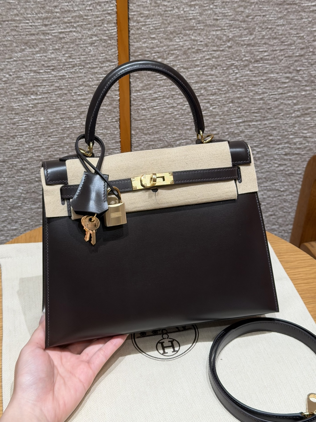 NO:852109,StyleKelly Color47/Chocolat Size25*17*7cm LeatherBox From France HardwareGold Kelly 25, chocolate color, box cowhide imported from France, gold buckle, high-end hand-made exclusive customization, pure hand-made nails, hand-engraved hardware, stainless steel diode 18k hardware, customer order, Hermes, hermes, tom ford, cowhide, Hermes,19860909StyleKelly Colour47/Chocolat Size25*17*7cm LeatherBox From France HardwareGold 凯莉25,巧克力色,法国进口box牛皮,金扣,高级全手工专属定制 纯手工手打钉,手刻五金,精钢电渡18k五金 客订实拍customer order,爱马仕,hermes,tom ford,cowhide,Hermes,,Bag