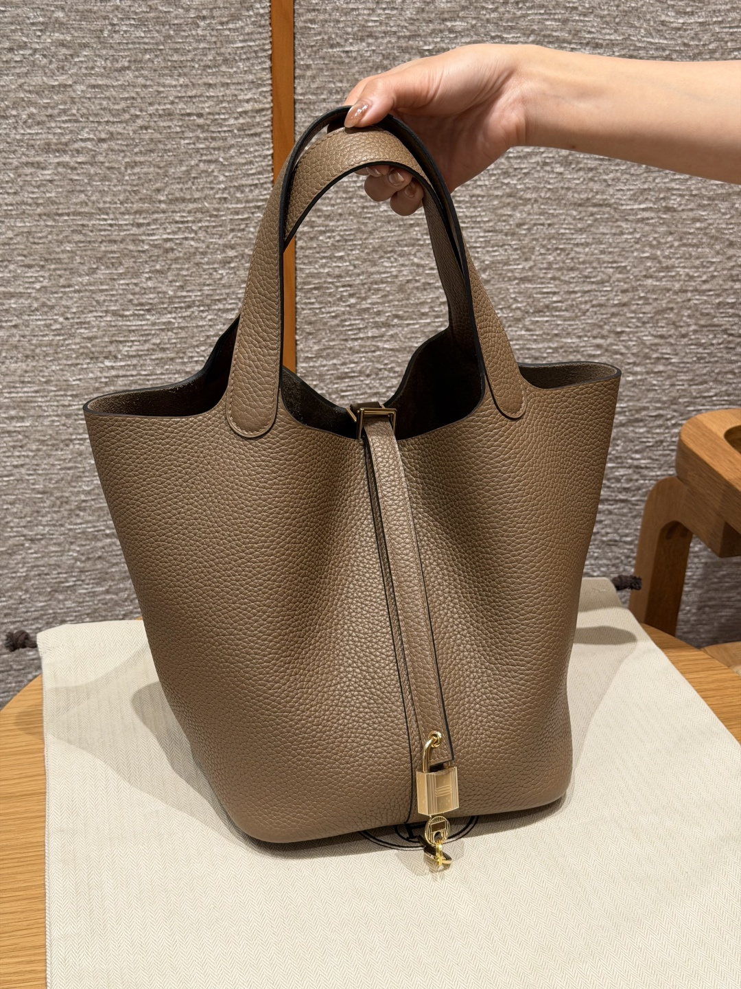 Hermès Picotin Lock 22cm (Beige de Weimar)