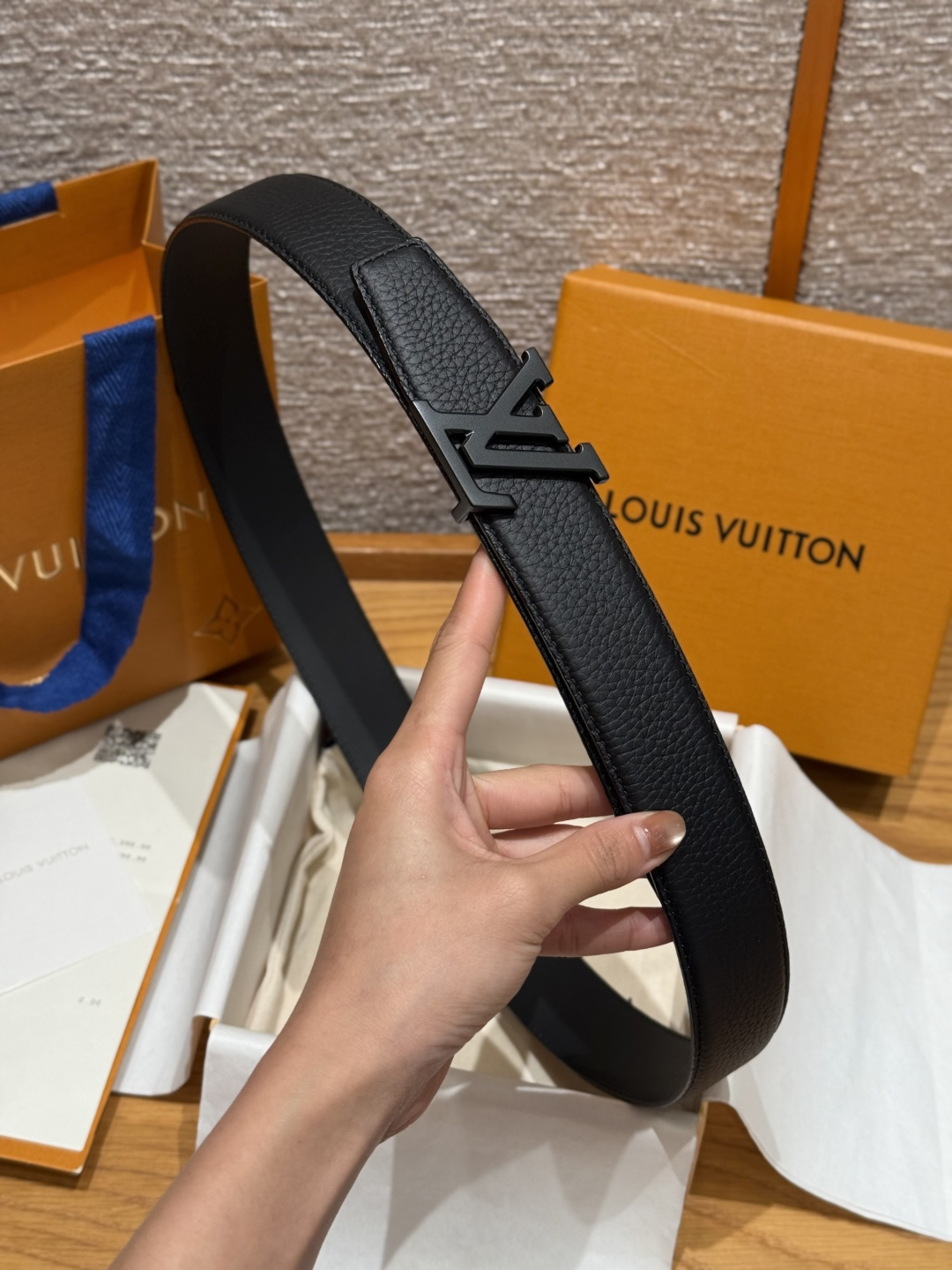 루이비통 이니셜 40mm 리버시블 가죽 벨트 상세 이미지 8
