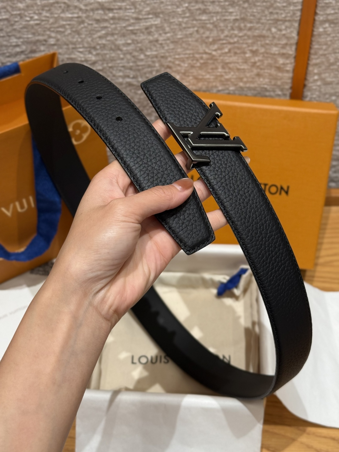 루이비통 이니셜 40mm 리버시블 가죽 벨트 상세 이미지 3
