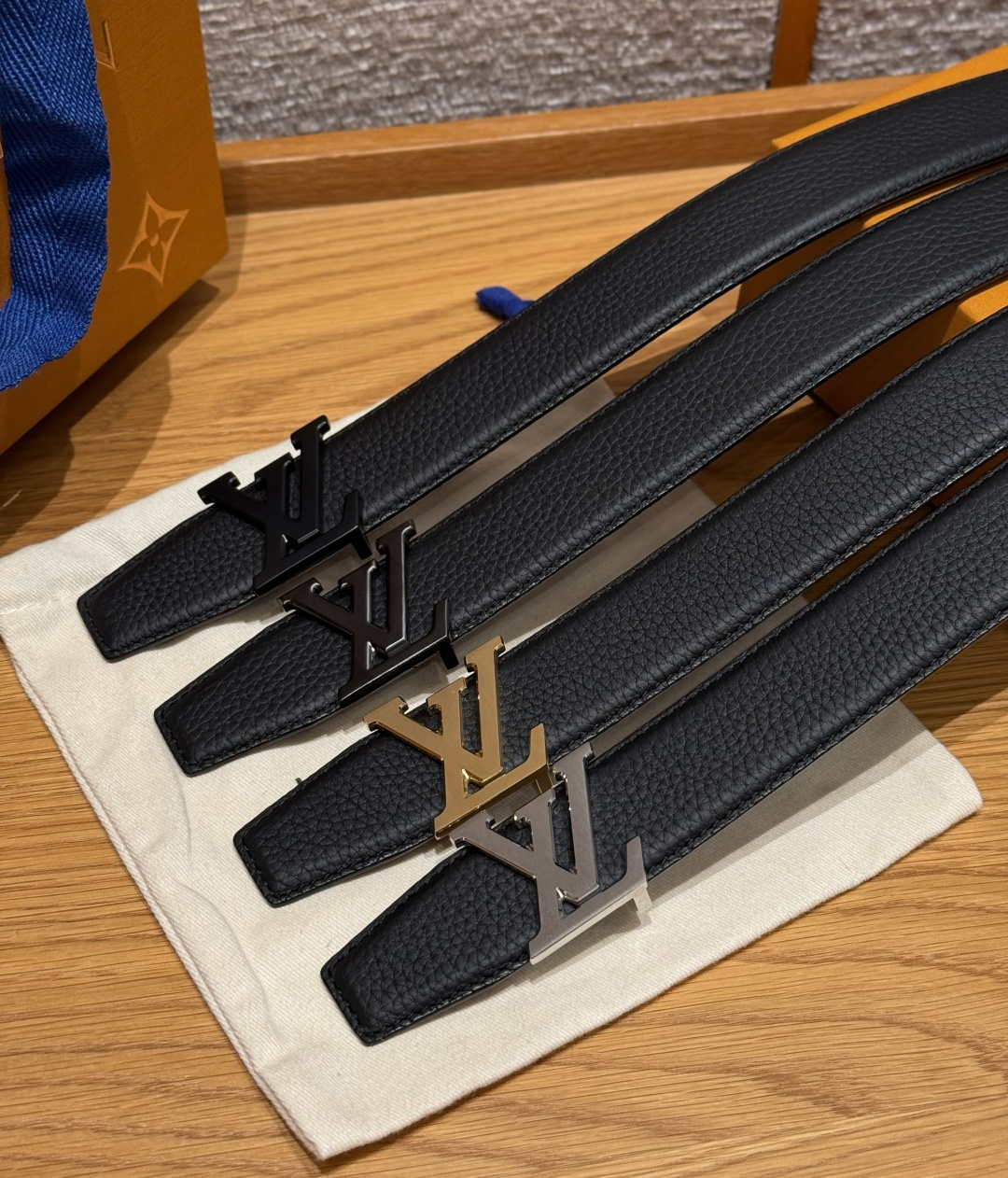 루이비통 이니셜 40mm 리버시블 소가죽 벨트 상세 이미지 5