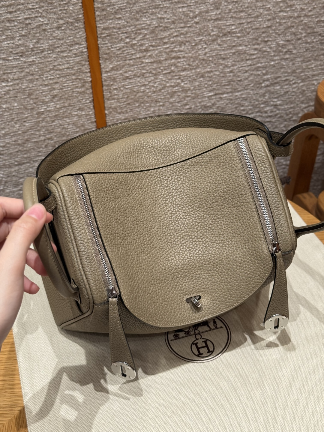 Hermès Lindy 26cm (Beige Marfa)
