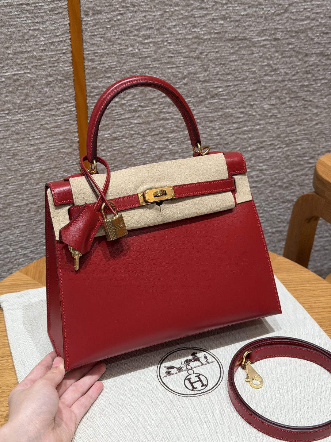 NO:852046,StyleKelly Color5X/Rouge iment Size25*17*7cm Leatherbox From France Hardwaregold Kelly 25, chili red, box leather imported from France, gold buckle, high-end hand-made exclusive customization, pure hand-made nails, hand-engraved hardware, stainless steel diode 18k hardware, customer order, Hermes, hermes, tom ford, Hermes,19860909StyleKelly Colour5X/Rouge iment Size25*17*7cm Leatherbox From France Hardwaregold 凯莉25,辣椒红,法国进口box皮,金扣,高级全手工专属定制 纯手工手打钉,手刻五金,精钢电渡18k五金 客订实拍customer order,爱马仕,hermes,tom ford,Hermes,,Bag