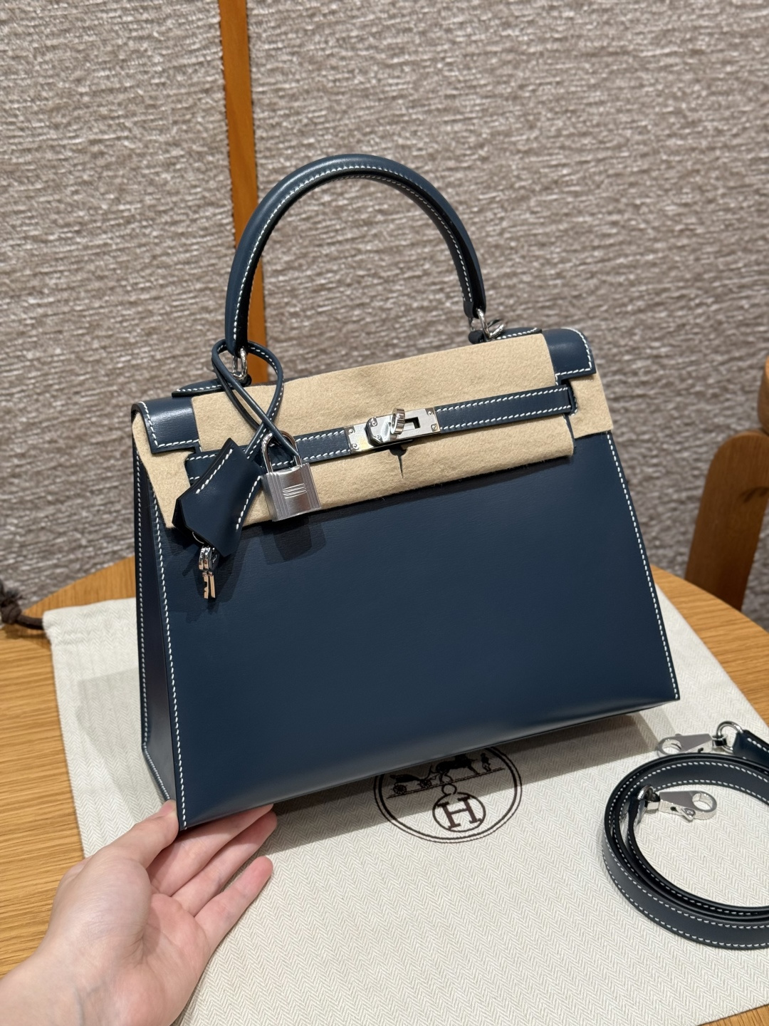 NO:852057,StyleKelly Color7/Blue resse Size25*17*7cm LeatherBox From France Hardware silver Kelly 25, Prussian blue, shiny box cowhide imported from France, silver buckle, high-end handmade exclusive customization, pure hand-made nails, hand-engraved hardware, stainless steel electroplating 18k hardware, customer order, Hermes, Louis Vuitton, Tom Ford, Cowhide, Hermes,19860909StyleKelly Colour7/Blue resse Size25*17*7cm LeatherBox From France Hardware silver 凯莉25,普鲁士蓝,法国原厂进口亮面box牛皮,银扣,高级全手工专属定制 纯手工手打钉,手刻五金,精钢电镀18k五金 客订实拍customer order,爱马仕,hermes,louis vuitton,tom ford,cowhide,Hermes,,Bag