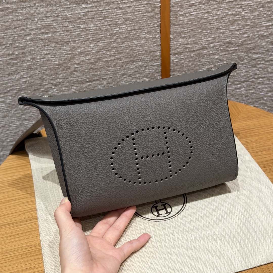 NO:893940,StyleVideoches Color8F/Etain Size21*14*4cm LeatherTogo From France HardwareSilver Dinner plate bag, tinware gray, original togo leather imported from France, silver buckle, high-end handmade exclusive customization, customer order, Hermes, hermes, louis vuitton, tom ford, cowhide, Hermes,19860909StyleVideoches Colour8F/Etain Size21*14*4cm LeatherTogo From France HardwareSilver 餐盘包,锡器灰,法国进口原厂togo牛皮,银扣,高级全手工专属定制 客订实拍customer order,爱马仕,hermes,louis vuitton,tom ford,cowhide,Hermes,,Bag