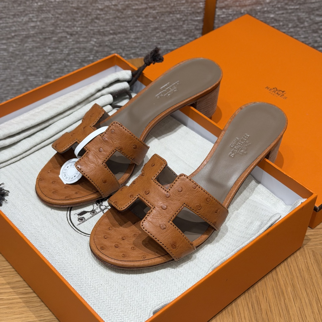 HERMES 🐦 Oasis Epsom Sandales  Sandales à bride  Femme  Mi-saison  Classique et tendance  Cuir d'autruche  Cuir rare