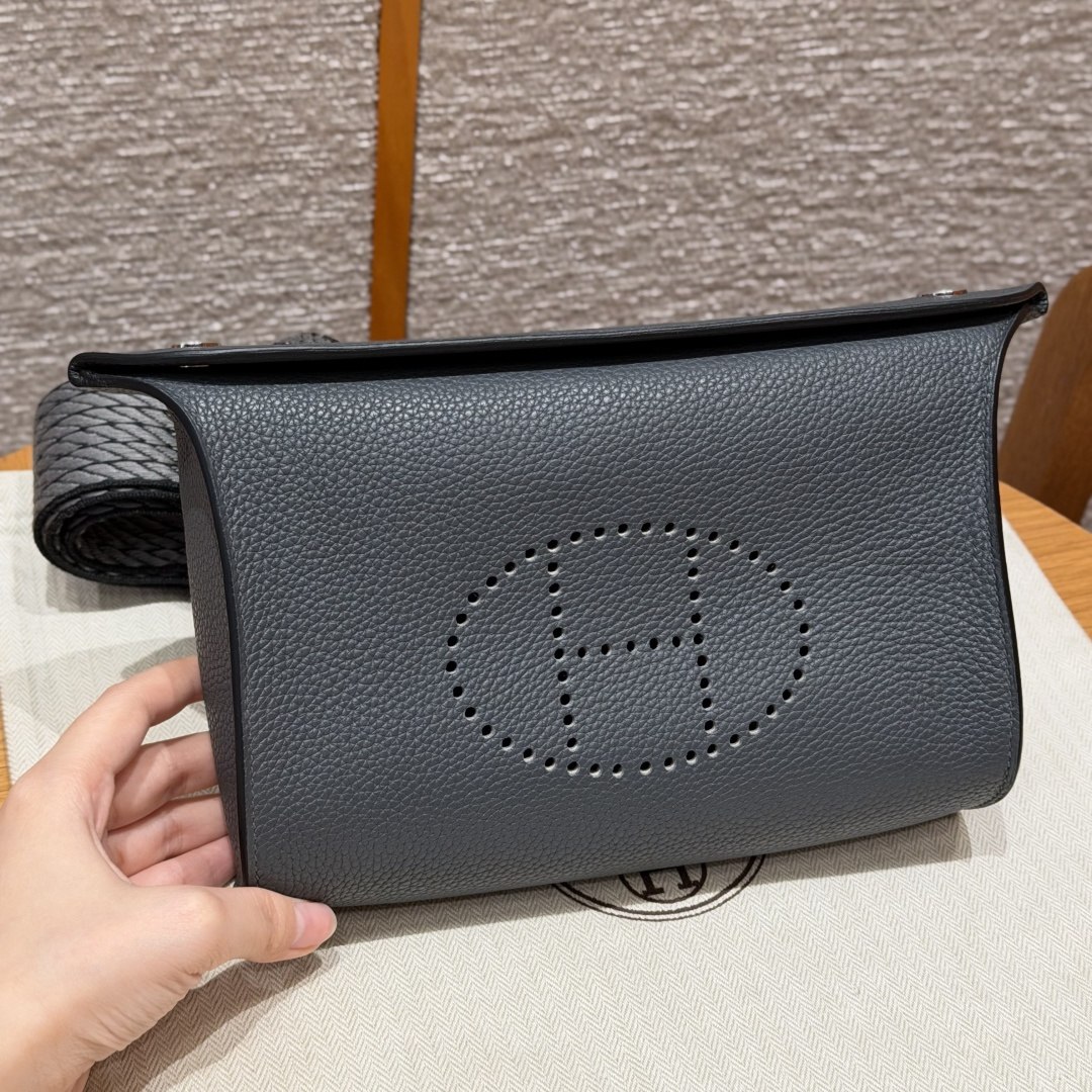 NO:893931,StyleVideoches ColourH0/Girs Misty Size21*14*4cm LeatherTogo From France HardwareSilver dinner plate bag, haze gray-color shoulder strap, original togo cowhide imported from France, silver buckle, high-end fully handmade exclusive customization customer order, Hermes, hermes, louis vuitton, tom ford, cowhide, Hermes,19860909StyleVideoches ColourH0/Girs Misty Size21*14*4cm LeatherTogo From France HardwareSilver 餐盘包,雾霾灰-彩色肩带,法国进口原厂togo牛皮,银扣,高级全手工专属定制 客订实拍customer order,爱马仕,hermes,louis vuitton,tom ford,cowhide,Hermes,,Bag