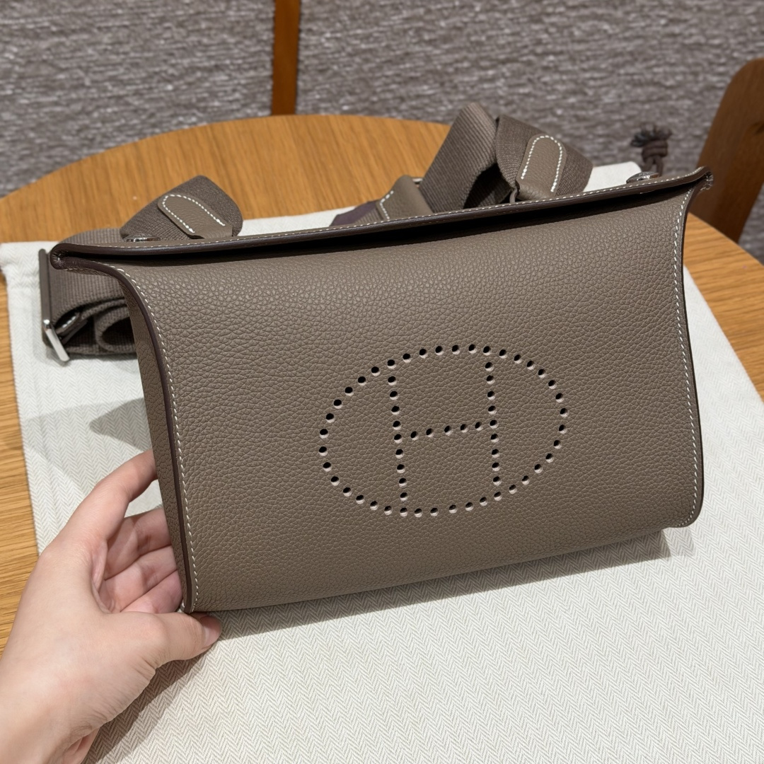 NO:893949,StyleVideoches Color18/Etoue Size21*14*4cm LeatherTogo From France HardwareSilver Dinner plate bag, elephant gray, original togo cowhide imported from France, silver buckle, high-end hand-made exclusive customization, pure hand-made nails, hand-engraved hardware, stainless steel diode 18k hardware, customer order, Hermes, Louis Vuitton, Tom Ford, Cowhide, Hermes,19860909StyleVideoches Colour18/Etoue Size21*14*4cm LeatherTogo From France HardwareSilver 餐盘包,大象灰,法国进口原厂togo牛皮,银扣,高级全手工专属定制 纯手工手打钉,手刻五金,精钢电渡18k五金 客订实拍customer order,爱马仕,hermes,louis vuitton,tom ford,cowhide,Hermes,,Bag