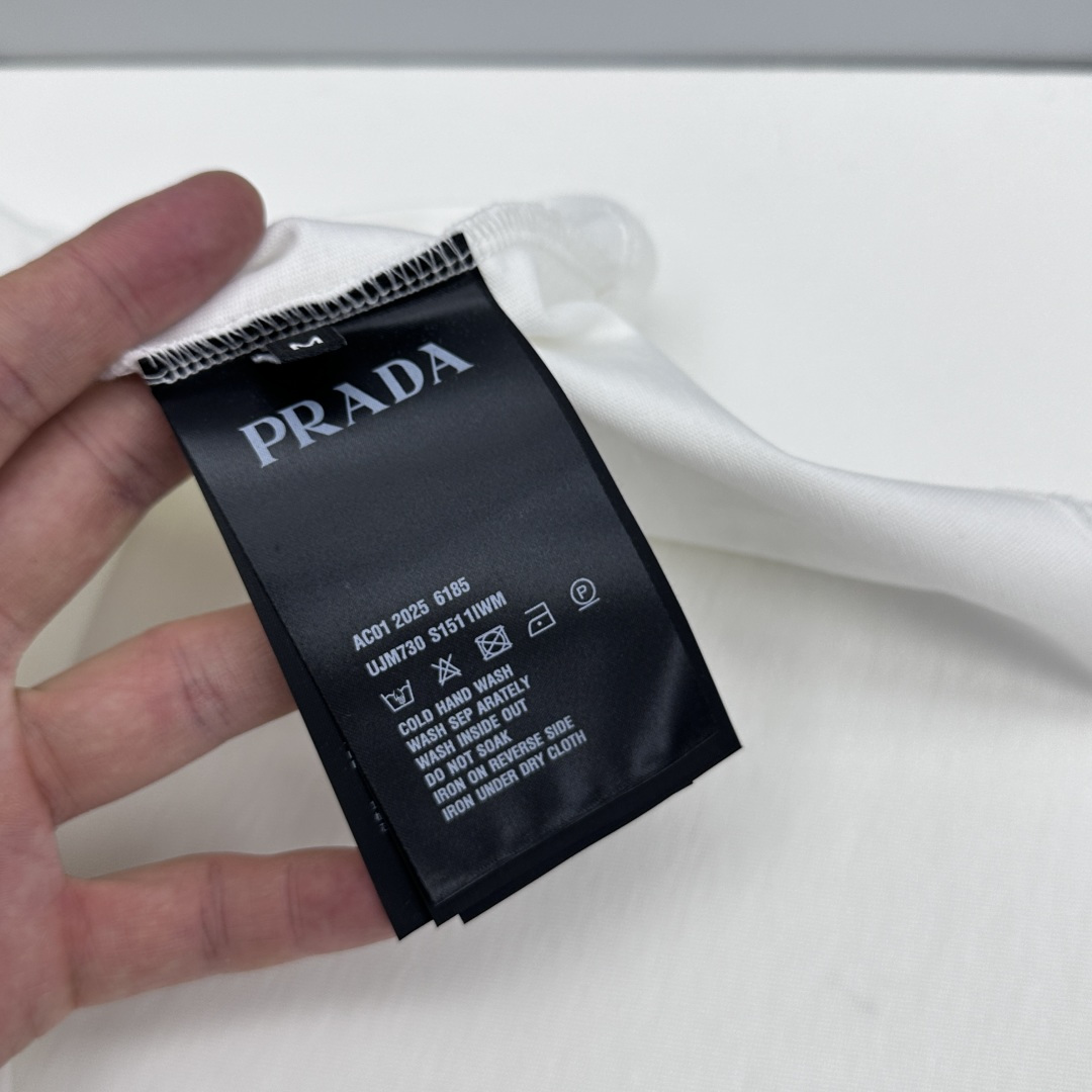 🆕Prada普拉达 2026春夏新款短袖 官网同款T恤 双纱纯棉面料 多元化搭配 是眼下时尚前沿的创新趋