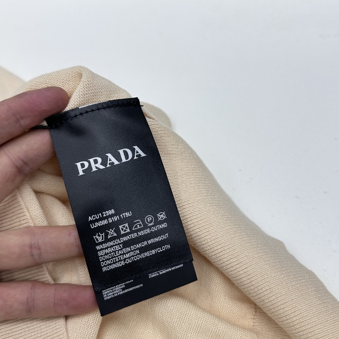 🆕Prada普拉达 2026ss夏季新品男士针织翻领短袖衫！独家首发 采用纤维超细与高弹的伊力特纱线织造