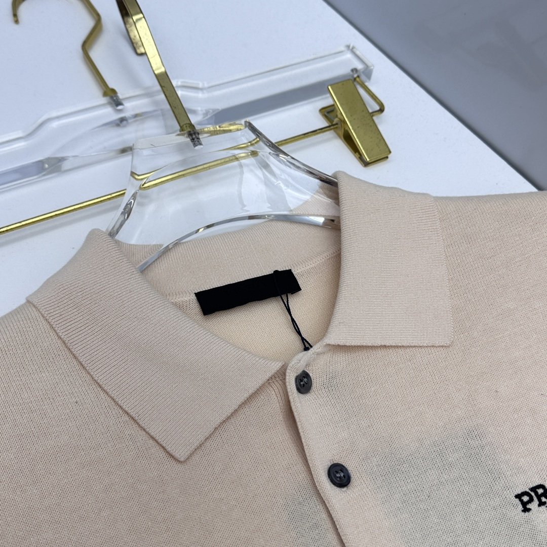 🆕Prada普拉达 2026ss夏季新品男士针织翻领短袖衫！独家首发 采用纤维超细与高弹的伊力特纱线织造