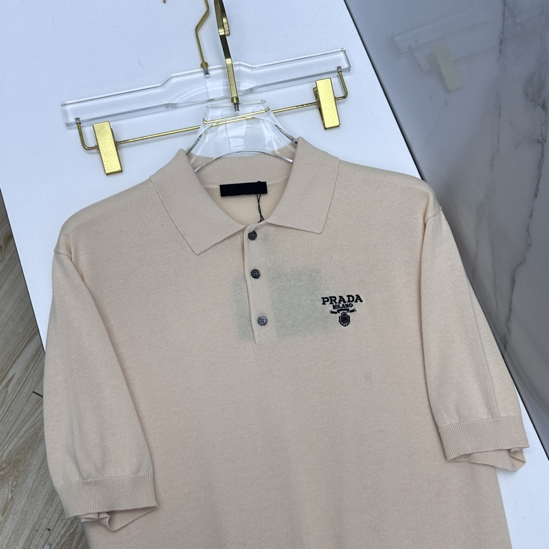 🆕Prada普拉达 2026ss夏季新品男士针织翻领短袖衫！独家首发 采用纤维超细与高弹的伊力特纱线织造