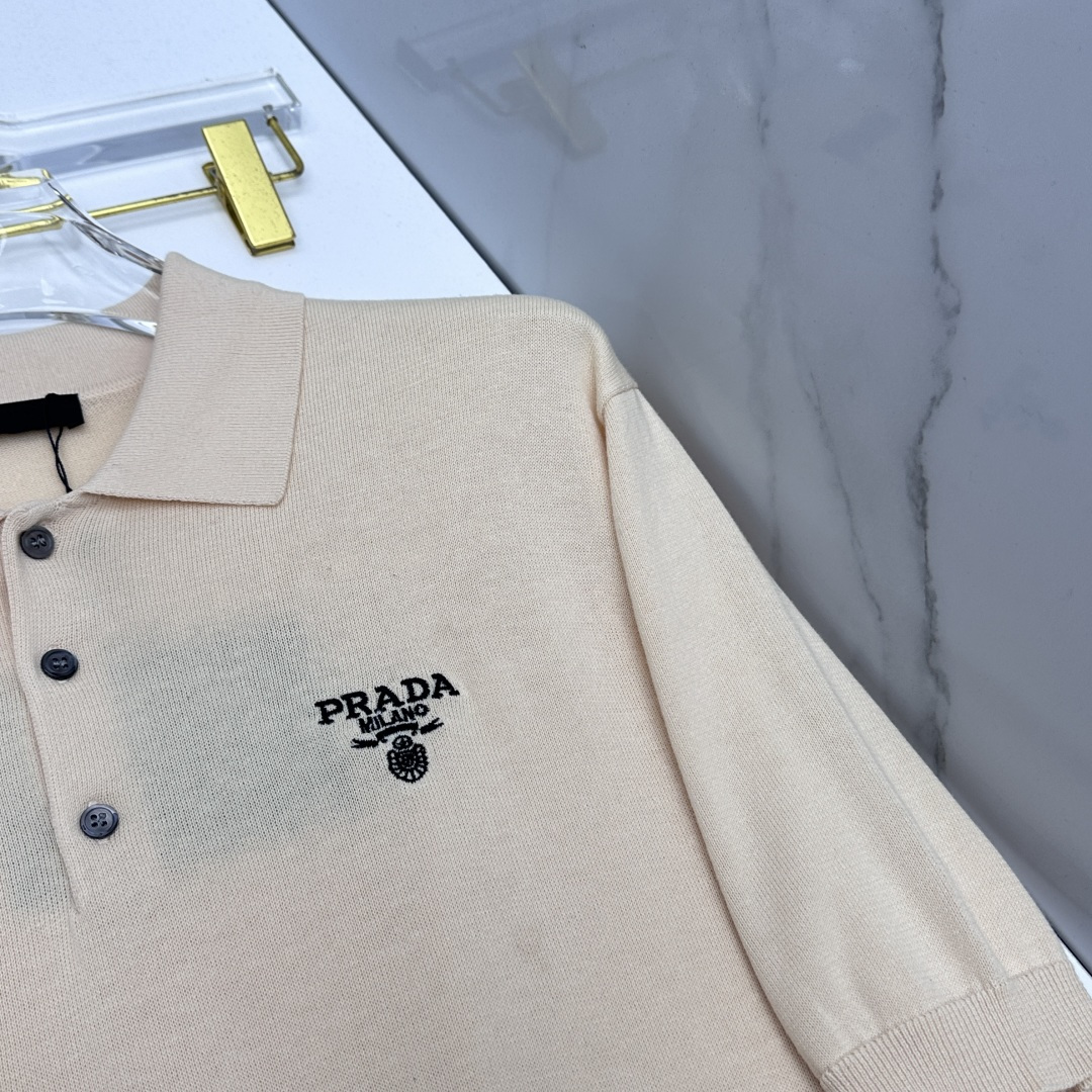 🆕Prada普拉达 2026ss夏季新品男士针织翻领短袖衫！独家首发 采用纤维超细与高弹的伊力特纱线织造