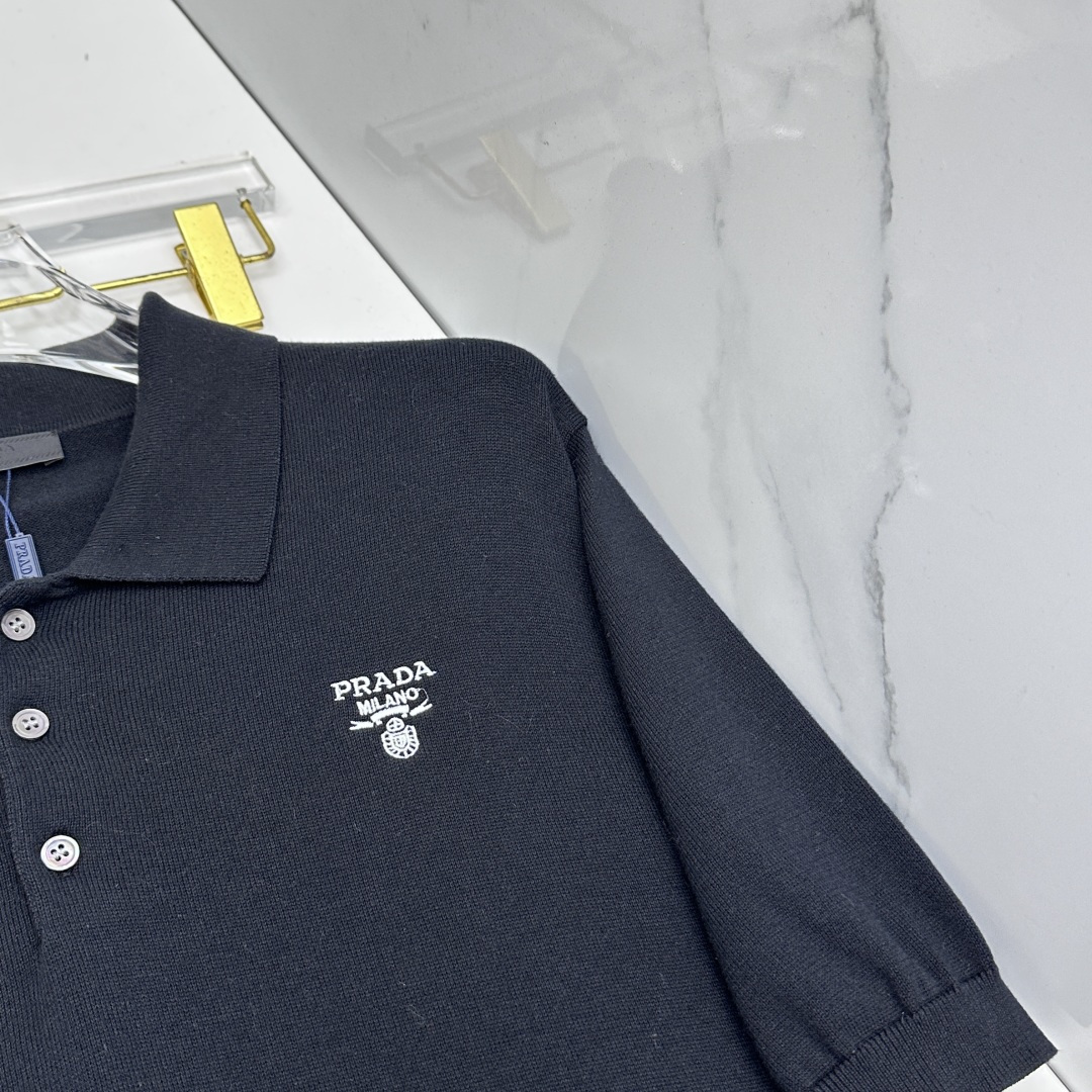 🆕Prada普拉达 2026ss夏季新品男士针织翻领短袖衫！独家首发 采用纤维超细与高弹的伊力特纱线织造