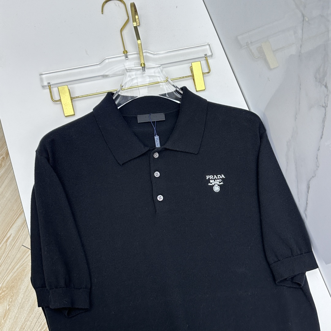 🆕Prada普拉达 2026ss夏季新品男士针织翻领短袖衫！独家首发 采用纤维超细与高弹的伊力特纱线织造