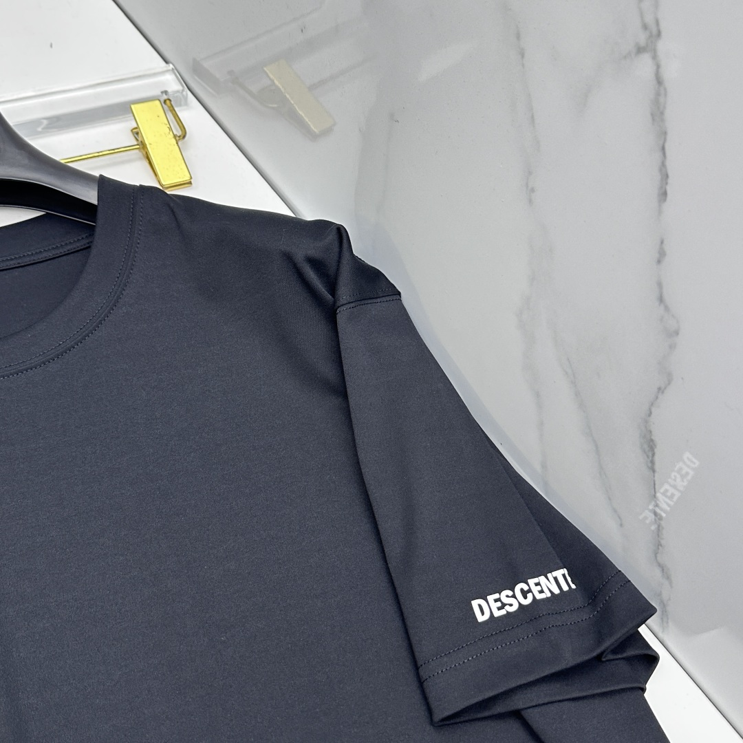 🆕DESCENTE迪桑特 春夏新款首发专柜最新款短袖圆领T恤 高端订制 设计前卫时尚！品牌logo工艺设