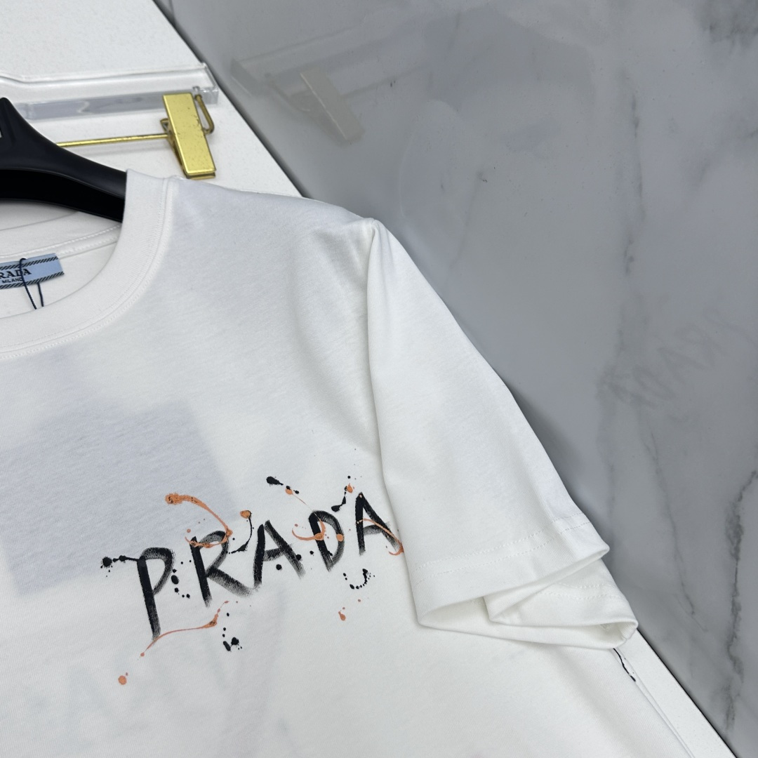 🆕Prada普拉达 2026春夏新款手绘涂鸦短袖 官网同款T恤，双纱纯棉面料 多元化搭配 迎合眼下时尚前