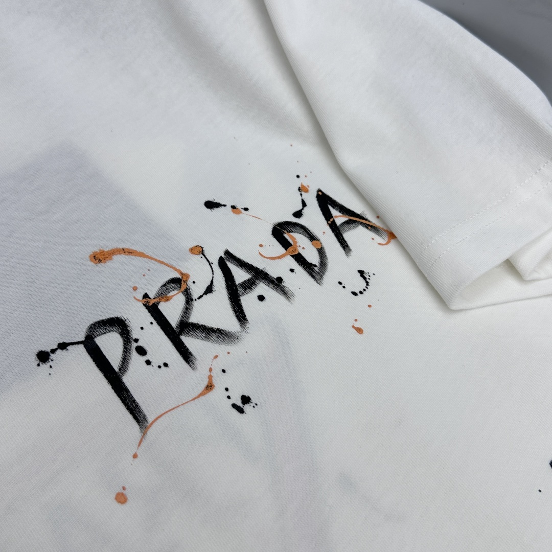 🆕Prada普拉达 2026春夏新款手绘涂鸦短袖 官网同款T恤，双纱纯棉面料 多元化搭配 迎合眼下时尚前