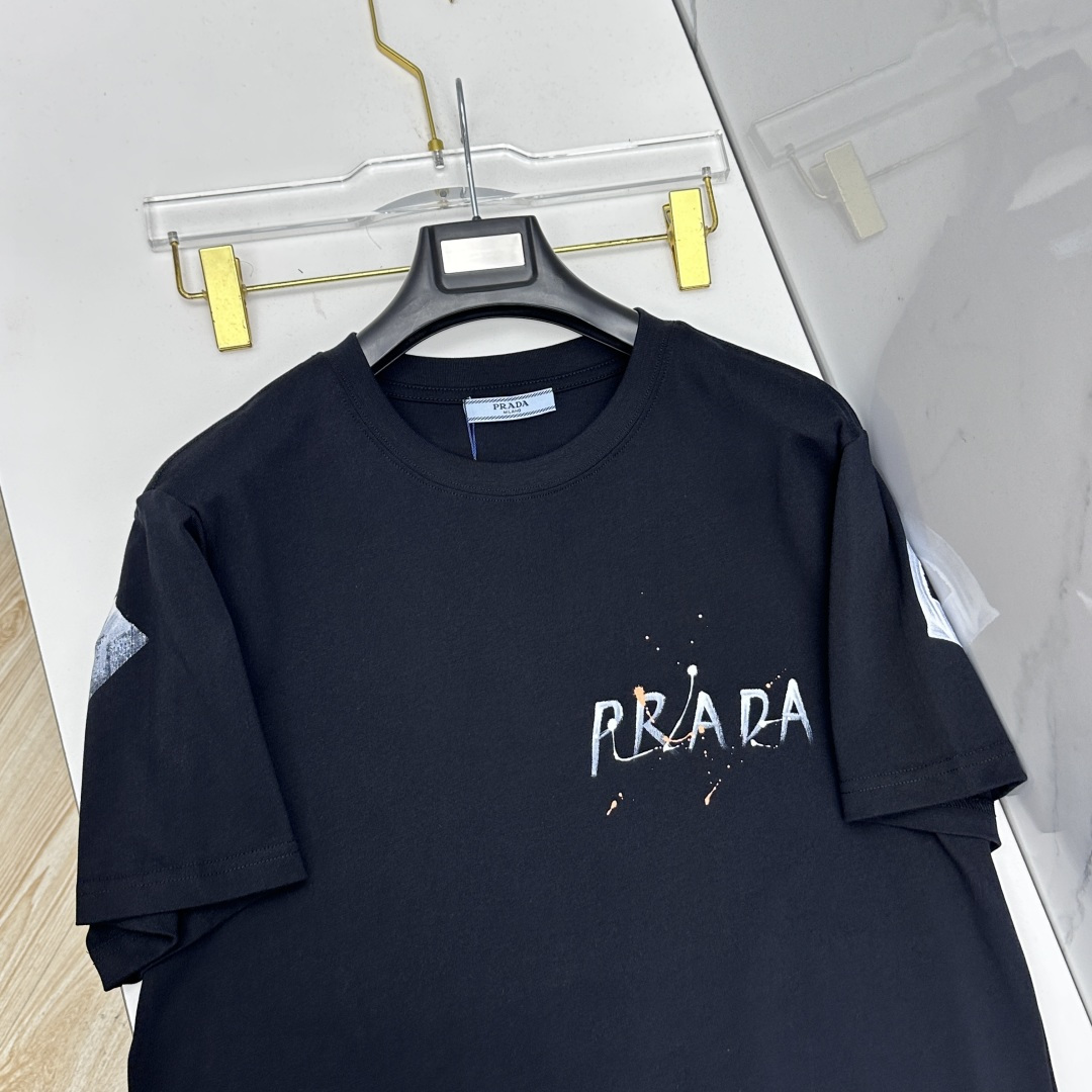 🆕Prada普拉达 2026春夏新款手绘涂鸦短袖 官网同款T恤，双纱纯棉面料 多元化搭配 迎合眼下时尚前