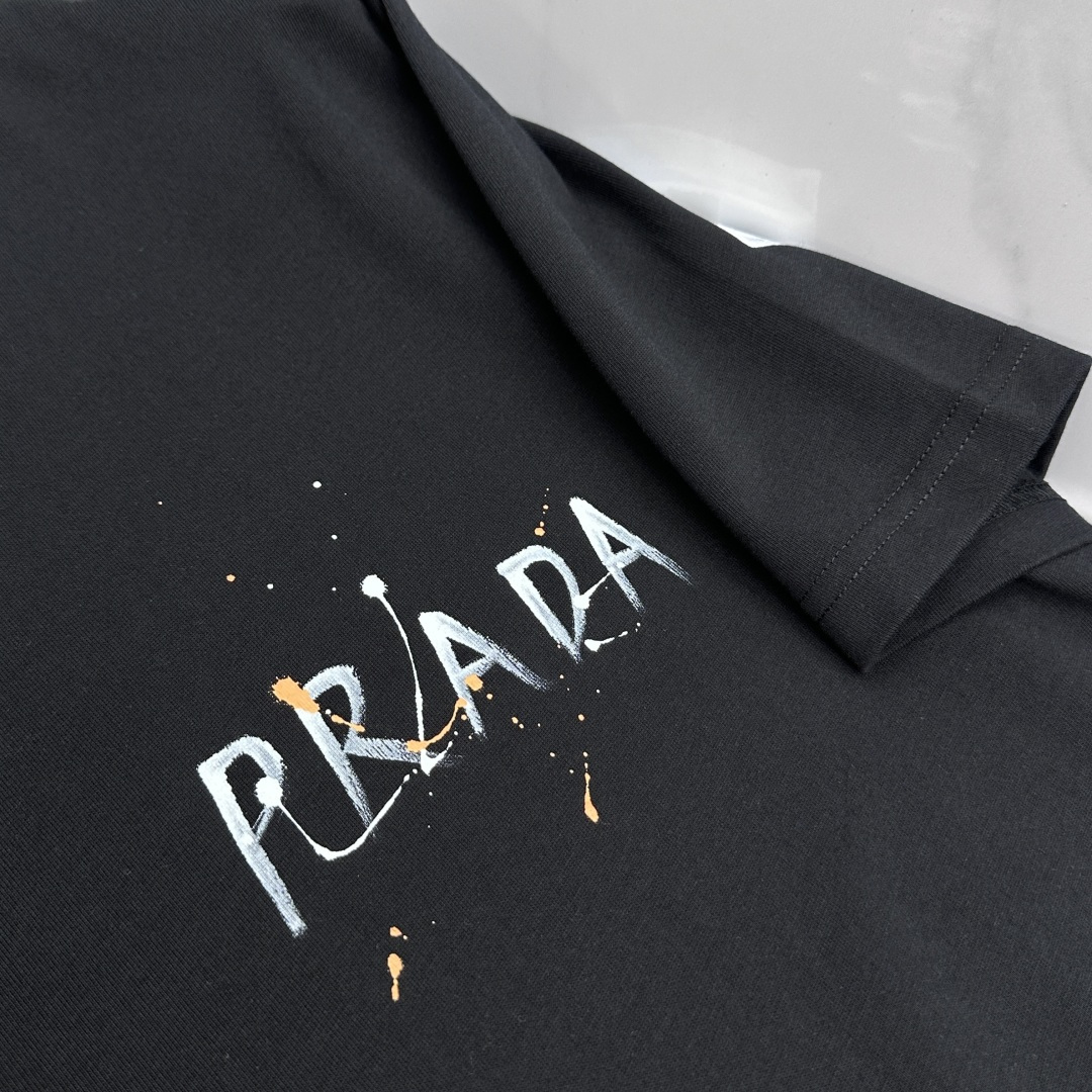 🆕Prada普拉达 2026春夏新款手绘涂鸦短袖 官网同款T恤，双纱纯棉面料 多元化搭配 迎合眼下时尚前