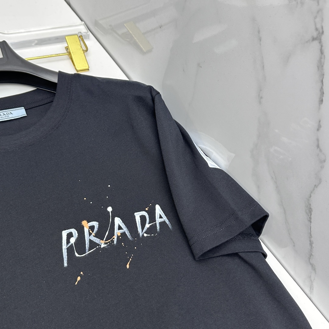 🆕Prada普拉达 2026春夏新款手绘涂鸦短袖 官网同款T恤，双纱纯棉面料 多元化搭配 迎合眼下时尚前