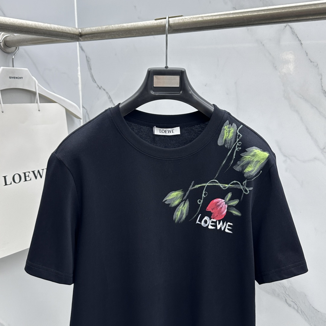 🆕LOEWE罗意威 2026春夏新款手绘涂鸦短袖 官网同款T恤，双纱纯棉面料 多元化搭配 迎合眼下时尚前