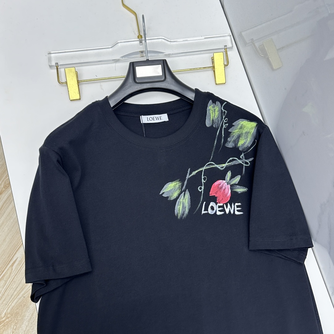 🆕LOEWE罗意威 2026春夏新款手绘涂鸦短袖 官网同款T恤，双纱纯棉面料 多元化搭配 迎合眼下时尚前