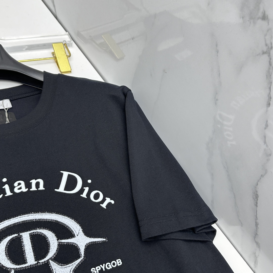 🆕Dior迪奥 2026春夏新款刺绣短袖 官网同款T恤，双纱纯棉面料 多元化搭配 迎合眼下时尚前沿的创新