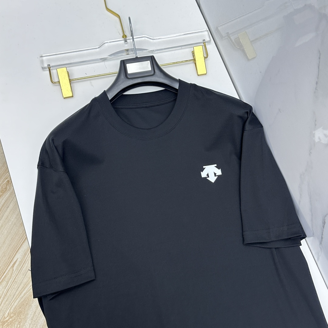 🆕DESCENTE迪桑特 春夏新款首发专柜最新款短袖圆领T恤 高端订制 设计前卫时尚！品牌logo工艺设