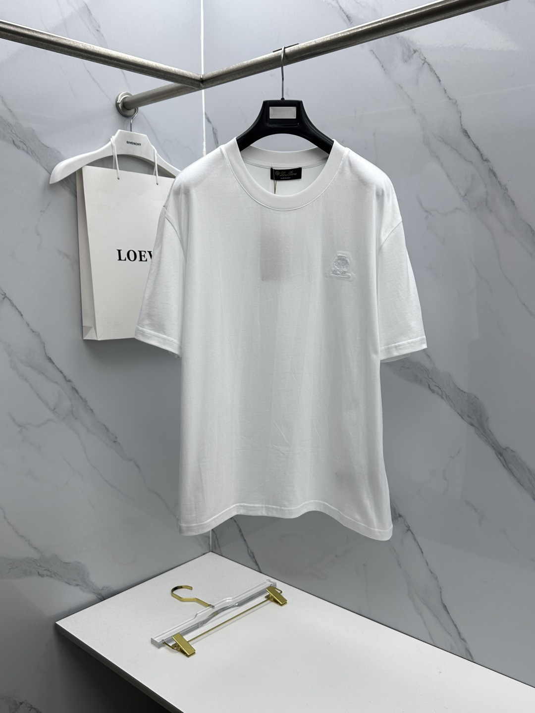 🆕loro Piana 新款首发专柜最新款短袖圆领T恤 高端订制 胸前logo设计 高定面料.手感柔软.