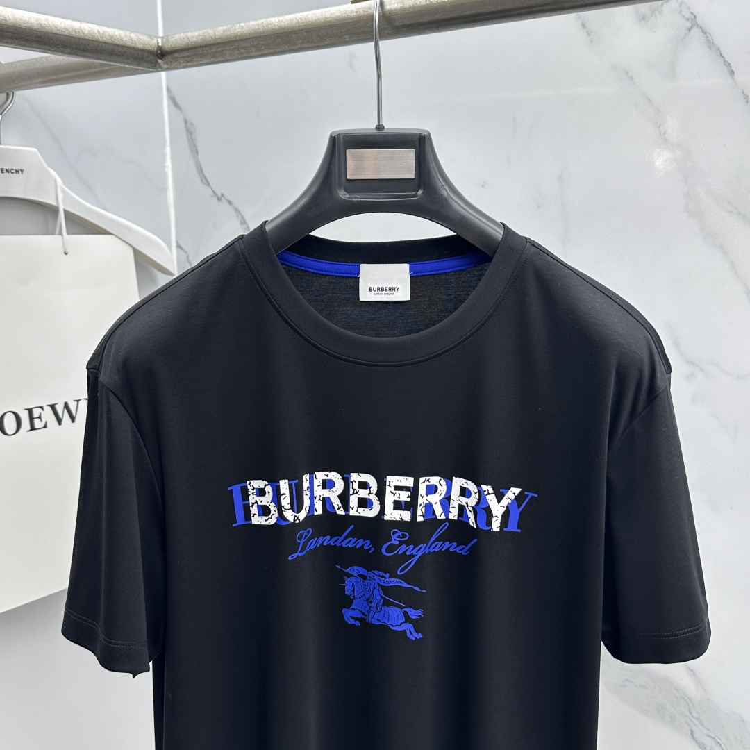 🆕Burberry巴宝莉 新款首发专柜最新款短袖圆领T恤 高端订制 胸前logo设计 高定丝光面料.手感