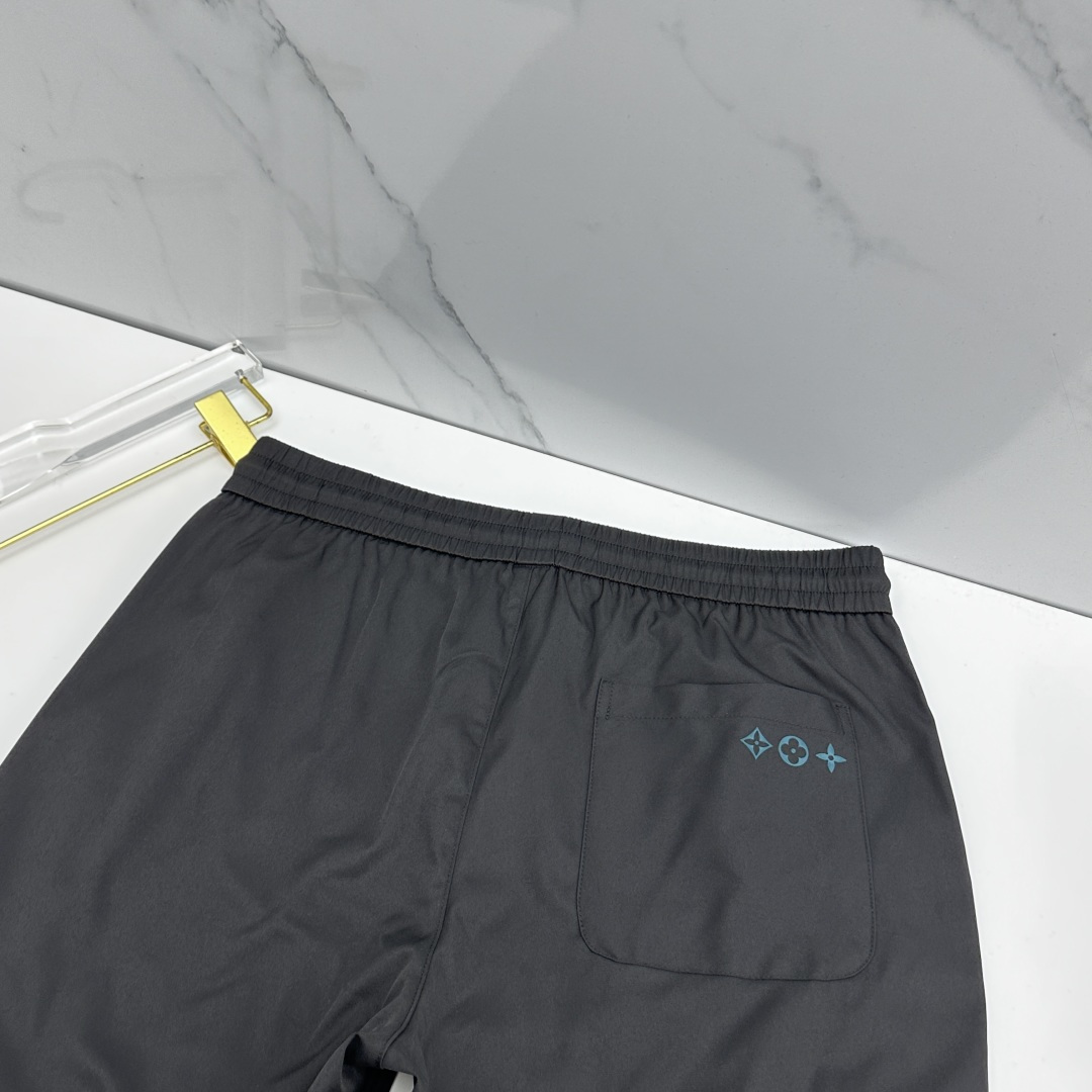 🆕LV路易威登 26ss春夏专供新款休闲裤 高端版本！定制速干面料 透气舒适度高，细节无可挑剔，品牌元素