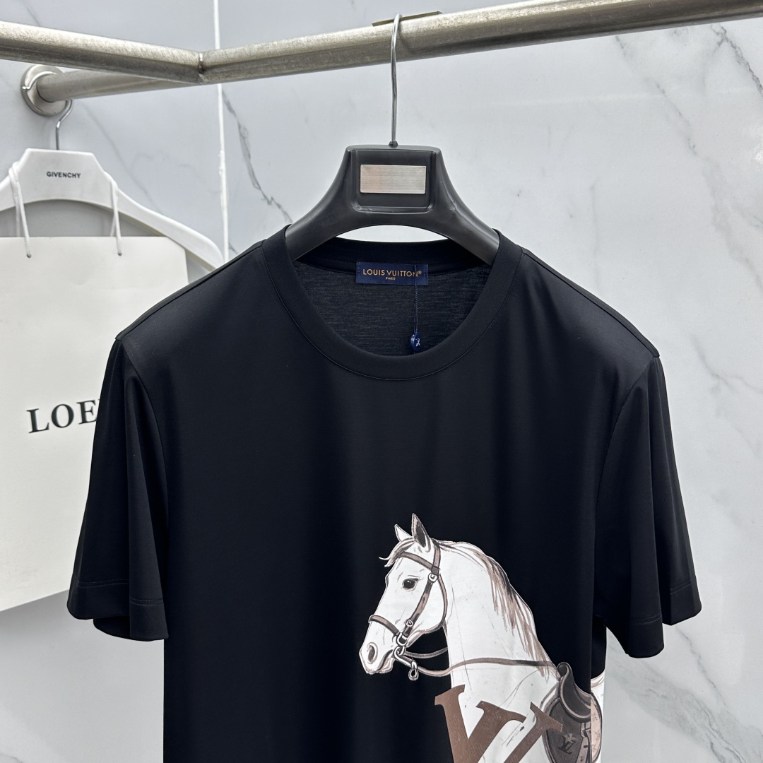 🆕LV路易威登 新款首发专柜最新款短袖圆领T恤 高端订制 身侧logo设计 半身提花满印 高定丝光面料.
