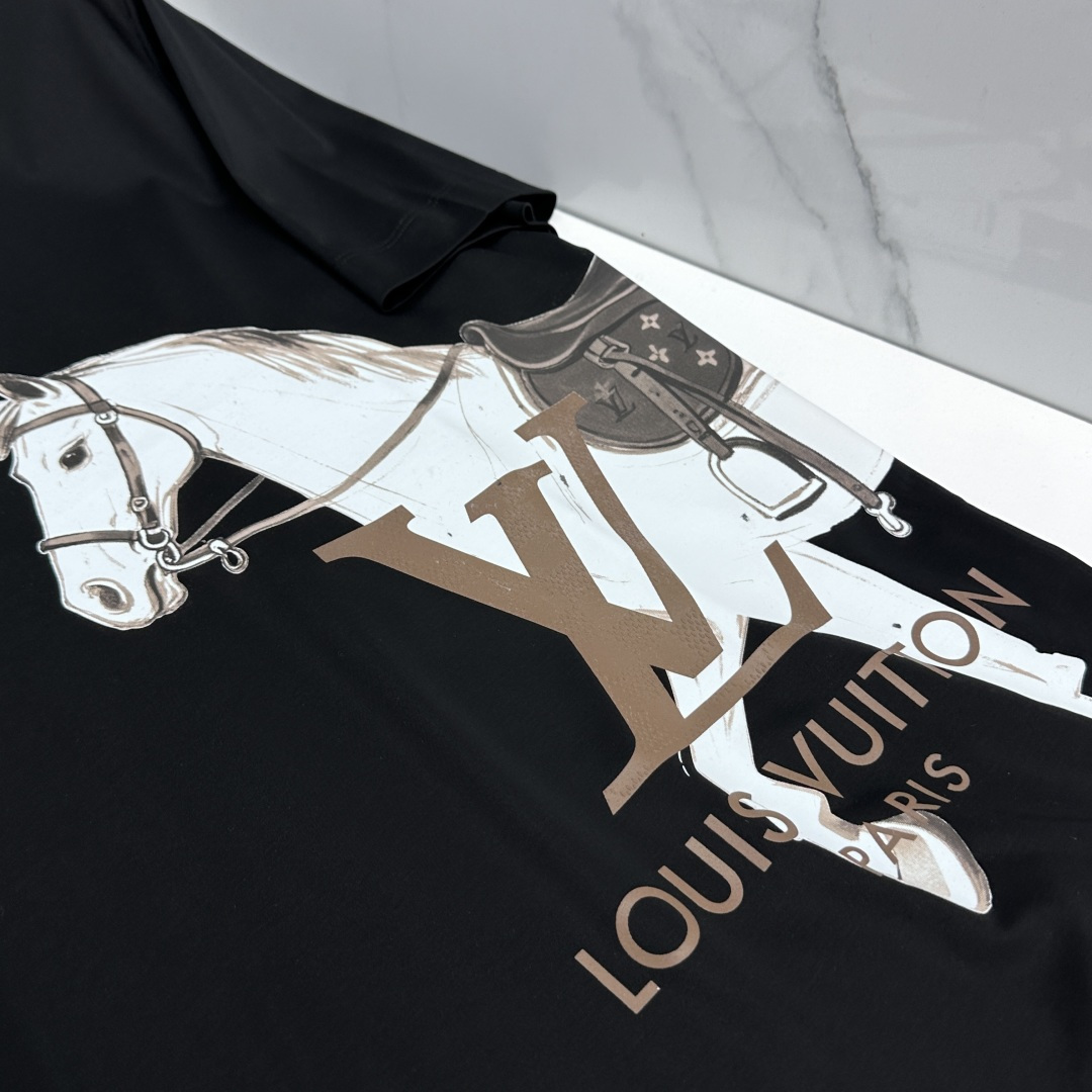 🆕LV路易威登 新款首发专柜最新款短袖圆领T恤 高端订制 身侧logo设计 半身提花满印 高定丝光面料.