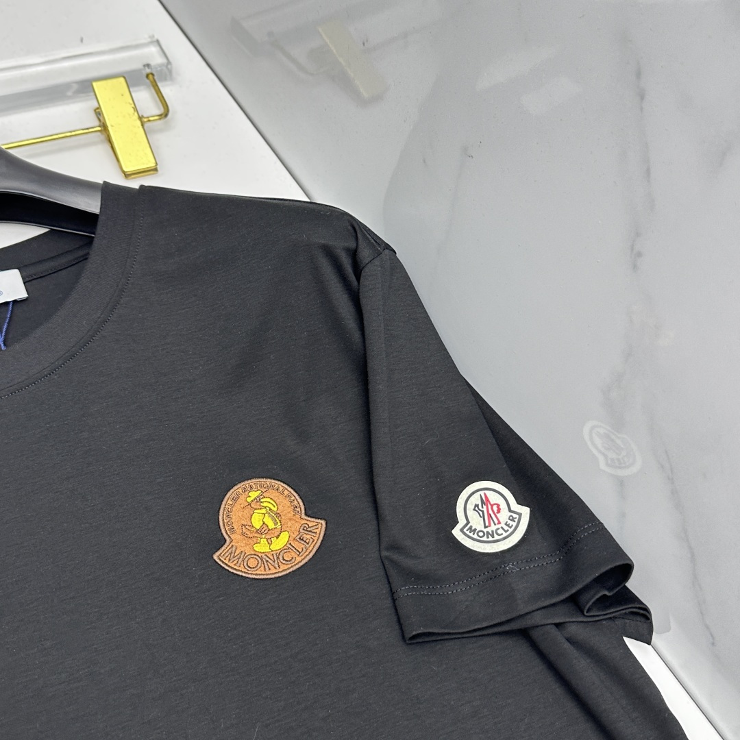 🆕Moncler蒙口 新款首发专柜最新款短袖圆领T恤 高端订制 胸前手臂logo设计 半身提花满印 高定