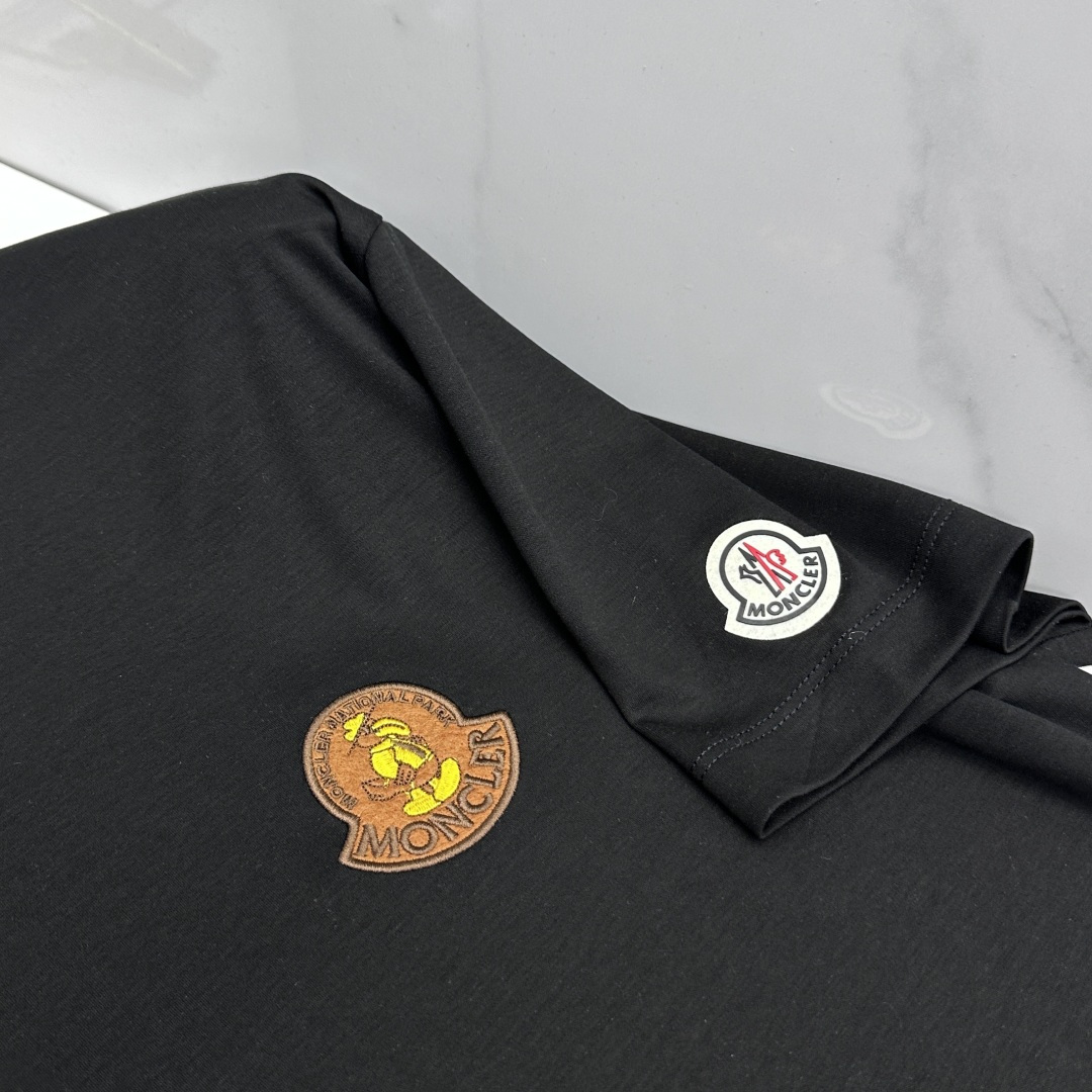 🆕Moncler蒙口 新款首发专柜最新款短袖圆领T恤 高端订制 胸前手臂logo设计 半身提花满印 高定