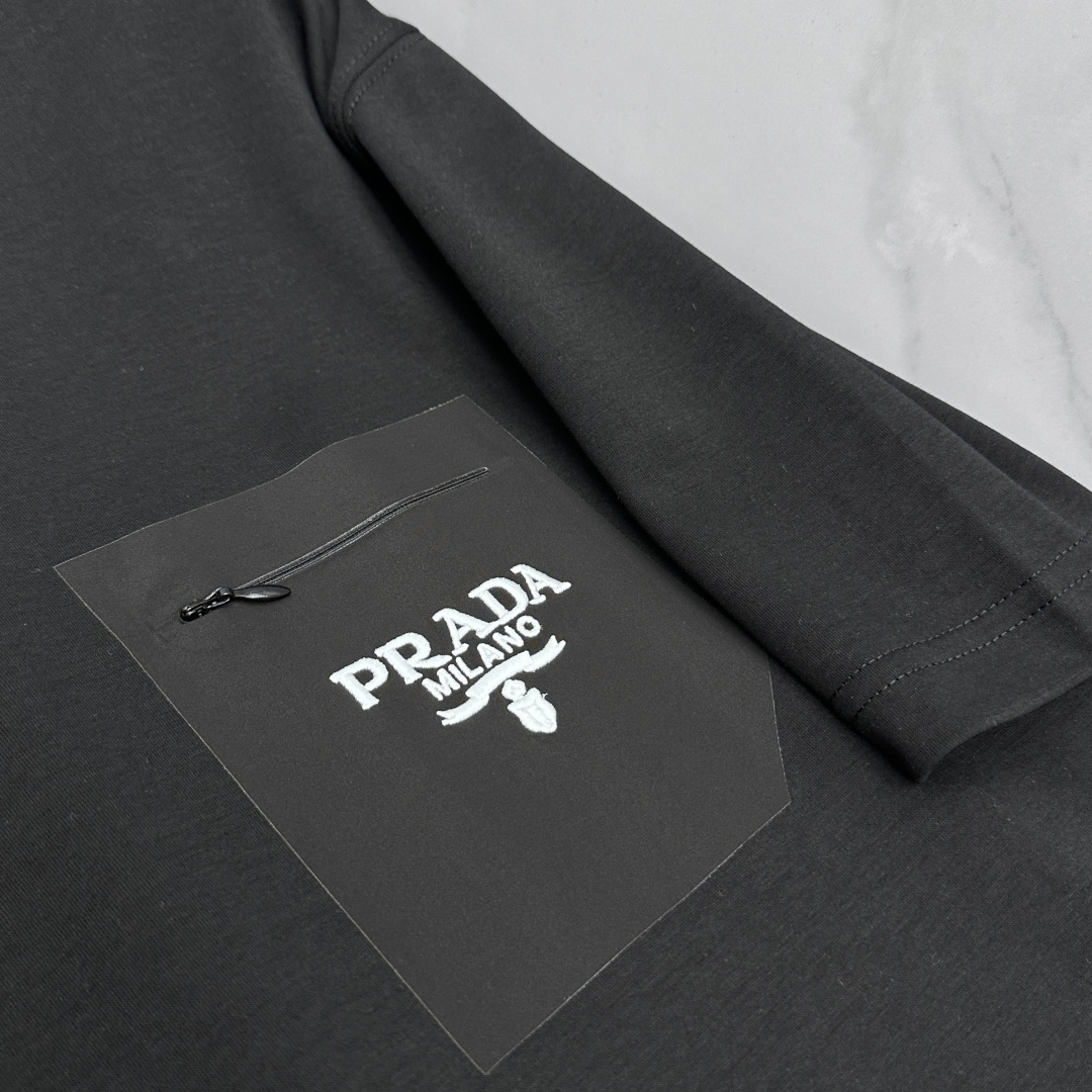 🆕Prada普拉达 新款首发专柜最新款短袖圆领T恤 高端订制 口袋+字母logo刺绣设计 高定面料.82