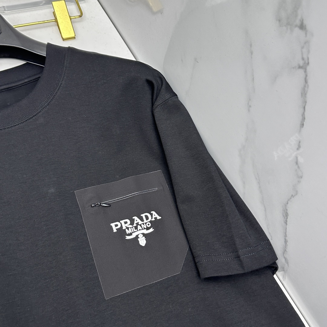 🆕Prada普拉达 新款首发专柜最新款短袖圆领T恤 高端订制 口袋+字母logo刺绣设计 高定面料.82