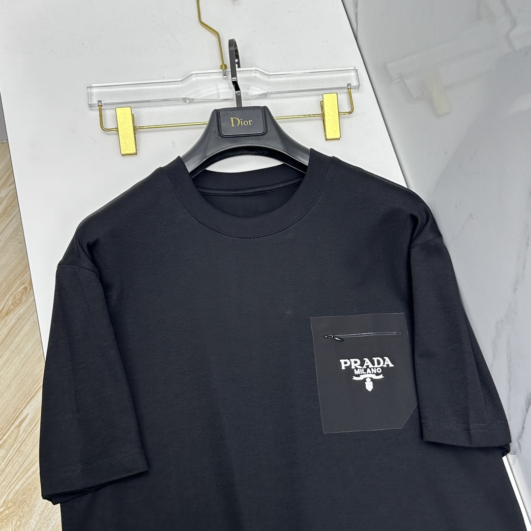 🆕Prada普拉达 新款首发专柜最新款短袖圆领T恤 高端订制 口袋+字母logo刺绣设计 高定面料.82