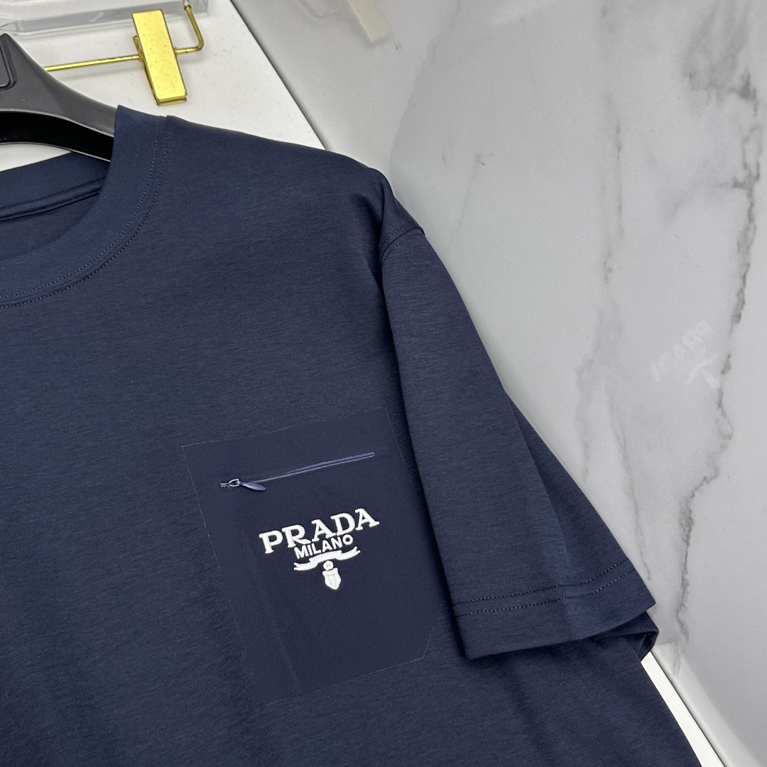 🆕Prada普拉达 新款首发专柜最新款短袖圆领T恤 高端订制 口袋+字母logo刺绣设计 高定面料.82
