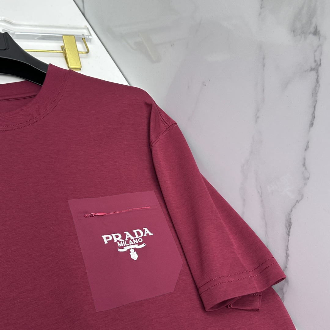 🆕Prada普拉达 新款首发专柜最新款短袖圆领T恤 高端订制 口袋+字母logo刺绣设计 高定面料.82