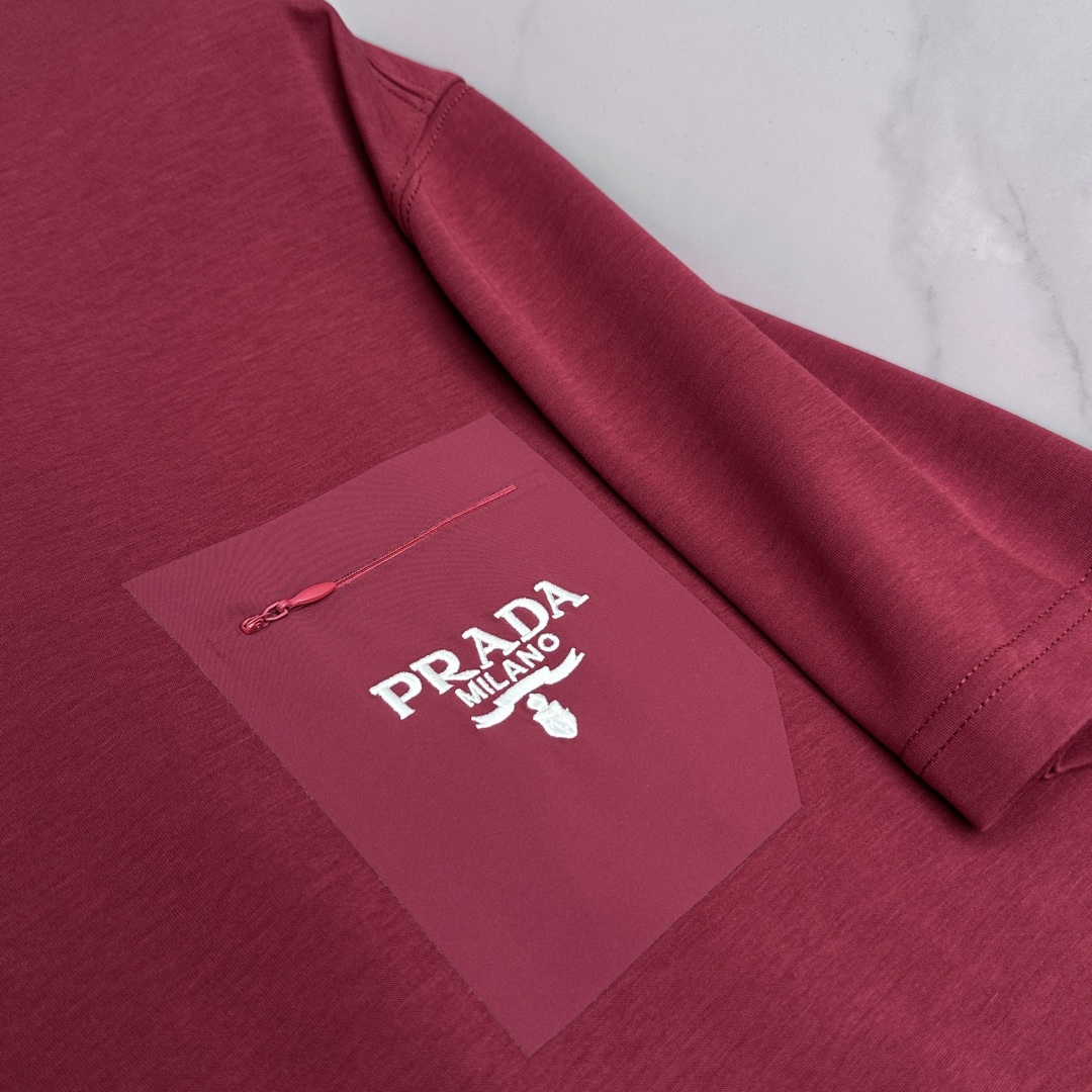 🆕Prada普拉达 新款首发专柜最新款短袖圆领T恤 高端订制 口袋+字母logo刺绣设计 高定面料.82