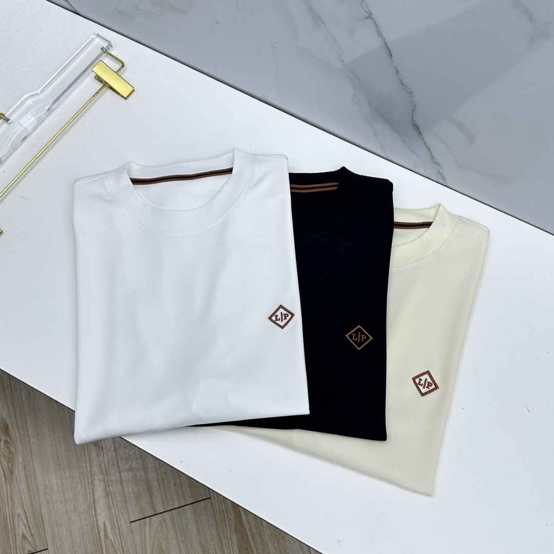 NO:833122,LP's new debut counter is the latest short-sleeved round-neck T-shirt. High-end customization, letter logo embroidery design, high-definition fabric. 82 cotton + 18 polyester fiber combination, soft to the touch. Comfortable to wear. Taking into account both comfort and practicality. Counter-level exquisite stitching. Fine workmanship. Very wide and hammered!  A must-have item for a stylish man!  023 size M-3XL,,loro piana,T-shirt,tees,t-shirt,19860909LP 新款首发专柜最新款短袖圆领T恤 高端订制 字母logo刺绣设计 高定面料.82棉+18聚酯纤维的搭配,手感柔软.穿着舒适.兼顾了舒适度和实用性.专柜级别精致车线.做工精细.挺阔有锤坠感！型男必备单品！023 尺码M-3XL,,loro piana,T-shirt,tees，t-shirt,,Men's clothing