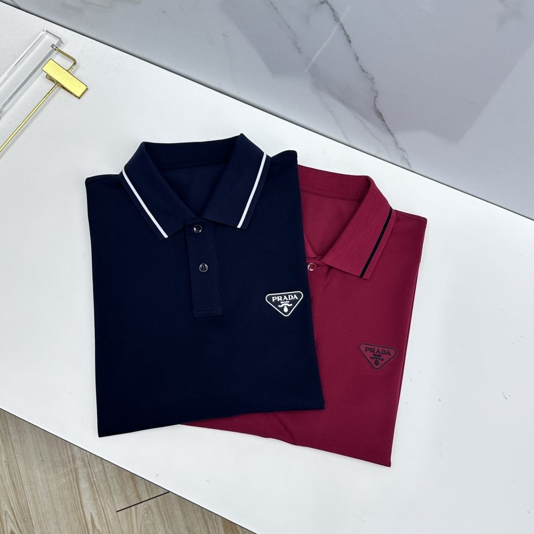 NO:835169,Prada 2026 spring and summer new lapel polo shirt short-sleeved, simple, fashionable and versatile, triangular logo design on the chest, contrasting sleeve neckline, eye-catching and slimming, threaded knitted neckline, custom imported double-strand mercerized pique fabric, comfortable to wear, breathable, wide version, high-grade and textured, fashionable and casual, good-looking and easy to match 023 Size M-3XL,, prada, prada, T-shirt,19860909Prada普拉达 2026春夏新款翻领Polo衫短袖 简洁时尚百搭 胸前三角标设计 撞色袖领口 吸睛显瘦 螺纹针织领口 定制进口双股丝光珠地面料 穿着舒适 透气 版型挺阔 档次高有质感 时尚休闲 好看好搭023 尺码M-3XL,,prada,prada,T-shirt,,Men's clothing