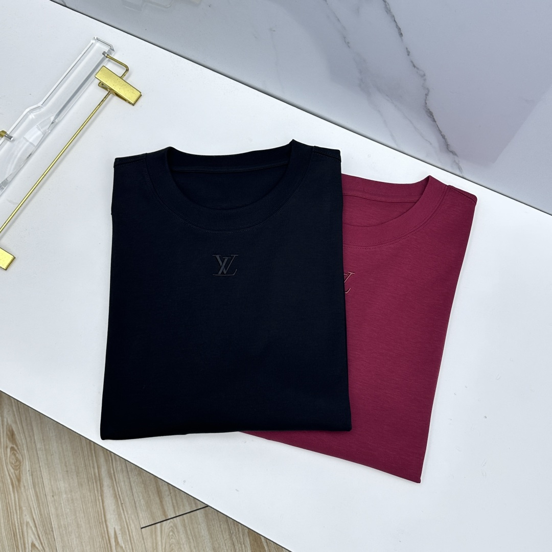 NO:835164,LV Louis Vuitton's new debut counter, the latest short-sleeved round-neck T-shirt, high-end customization, letter logo embroidery design, high-end fabrics. 82 cotton + 18 polyester fiber combination, soft to the touch. Comfortable to wear. Taking into account comfort and practicality. Counter-level exquisite stitching. Fine workmanship. Very wide and hammered!  A must-have item for a stylish man!  023 Size M-3XL,,louis vuitton,louis vuitton,T-shirt,tees,t-shirt,19860909LV路易威登 新款首发专柜最新款短袖圆领T恤 高端订制 字母logo刺绣设计 高定面料.82棉+18聚酯纤维的搭配,手感柔软.穿着舒适.兼顾了舒适度和实用性.专柜级别精致车线.做工精细.挺阔有锤坠感！型男必备单品！023 尺码M-3XL,,louis vuitton,louis vuitton,T-shirt,tees，t-shirt,,Men's clothing